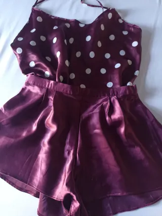 Pijama corto lunares burdeos y blanco