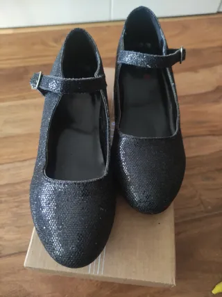 Halloween. Zapatos tacón infantiles negros brillan