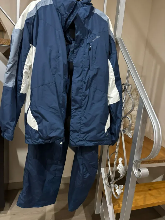 Chaqueta de nieve azul y blanca