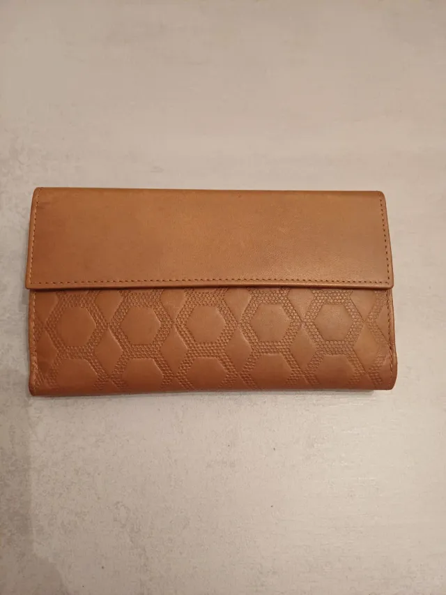 Billetera de piel con diseño hexagonal