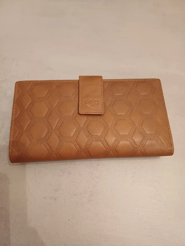 Billetera de piel con diseño hexagonal