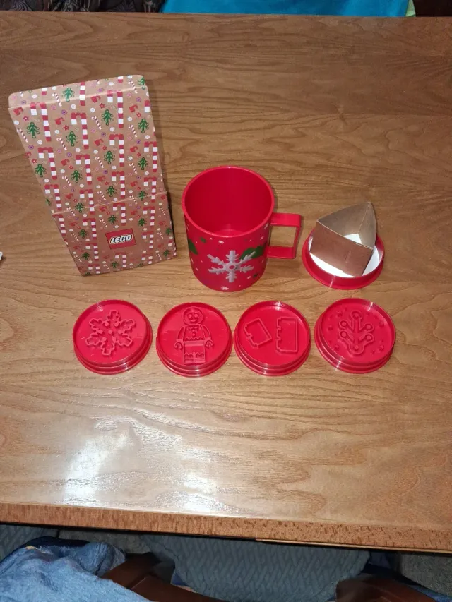 Taza y moldes Lego
