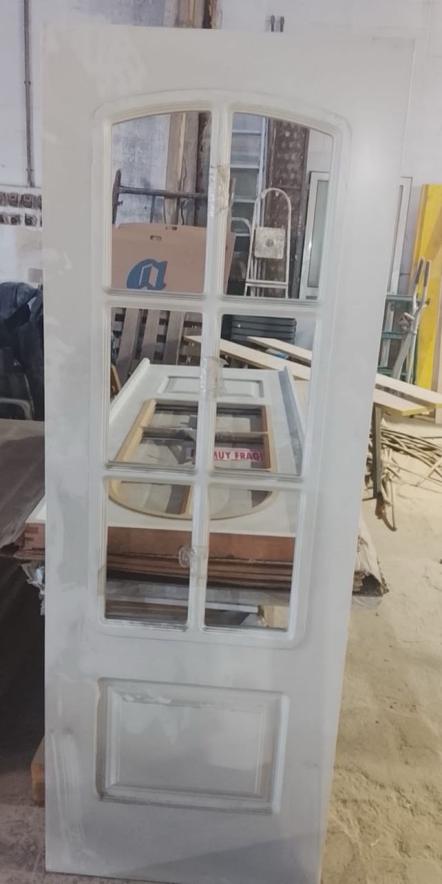 Puerta de madera con cristales