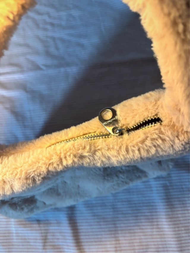 Bolso suave beige Stradivarius