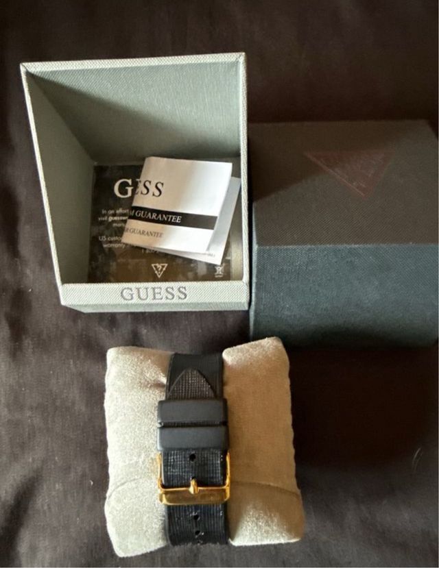 Reloj Guess Dorado y Negro con Cristales
