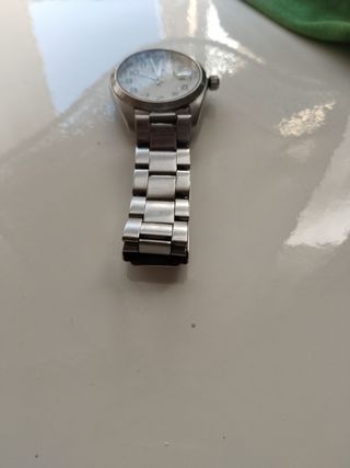 Reloj plateado en buen estado