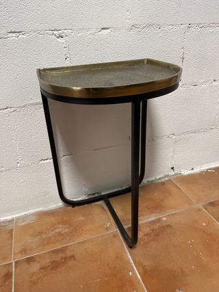 Mesa auxiliar metal negra y dorada