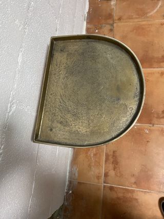 Mesa auxiliar metal negra y dorada