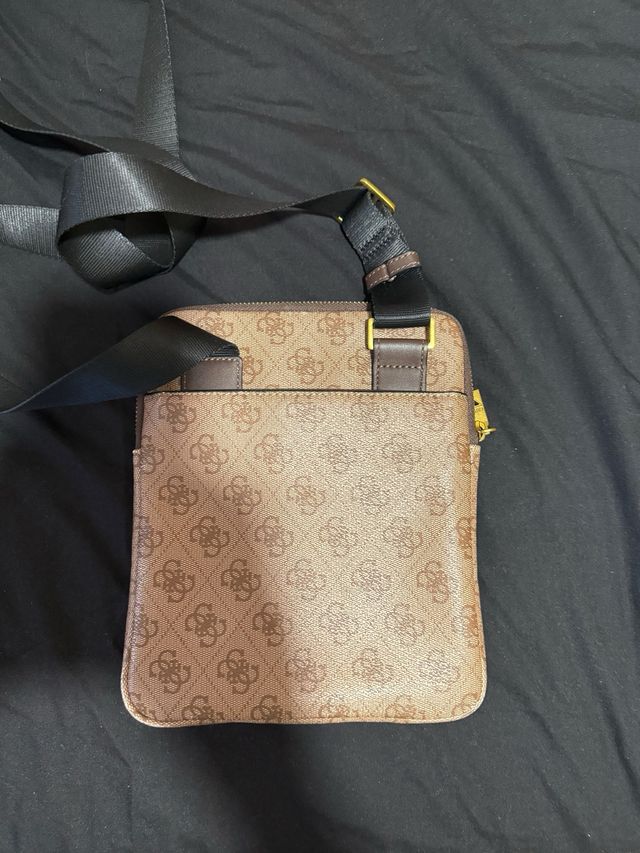 Bolso Guess Monogram Marrón y Beige