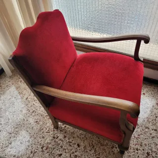 Sillón antiguo de terciopelo y madera