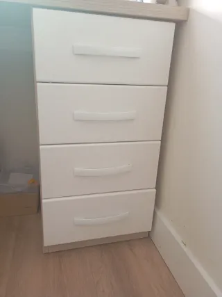 Cajonera de escritorio blanca y madera