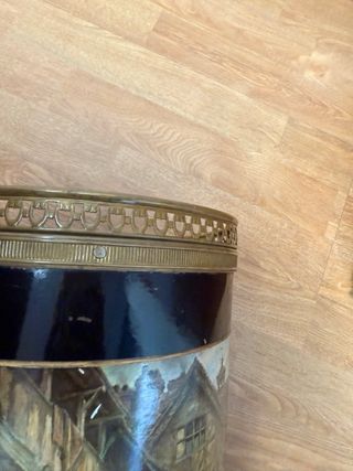 Paragüero antiguo con escena de paisaje de epoca