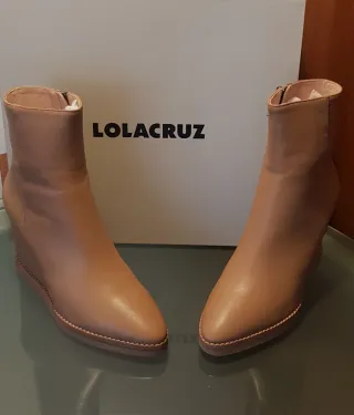 Botines de cuña color camel