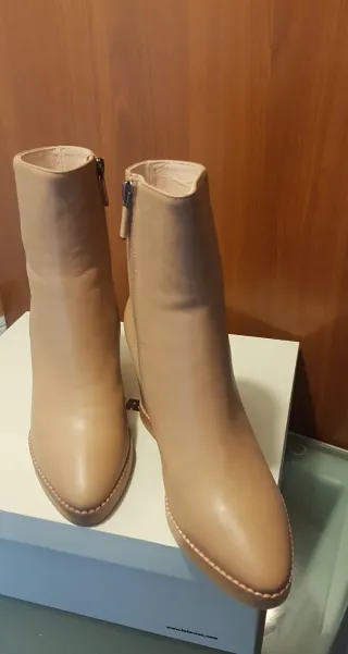 Botines de cuña color camel