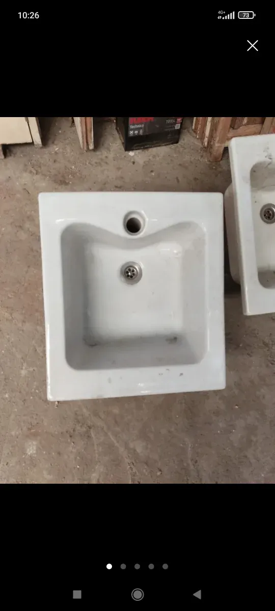 Pila de cerámica blanca