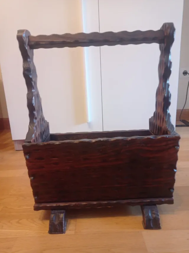 Revistero vintage de madera tallada