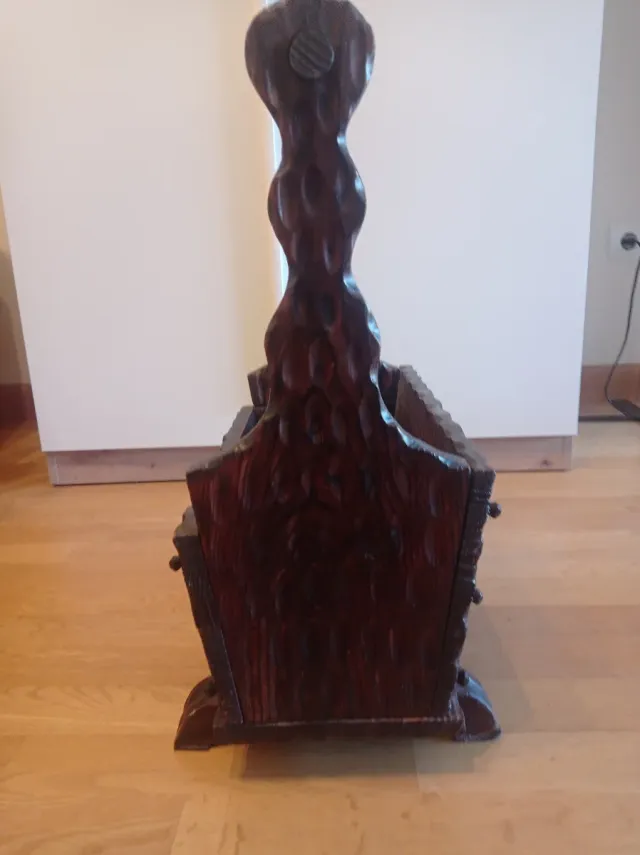 Revistero vintage de madera tallada