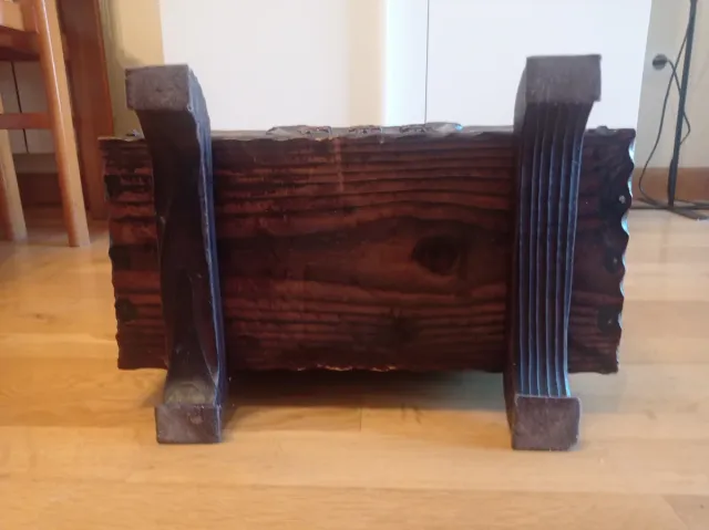 Revistero vintage de madera tallada