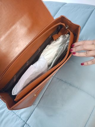 Maletín de trabajo marrón con lazo