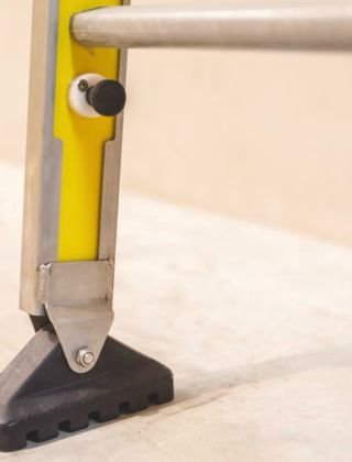 Escalera fibra 10 peldaños patas regulables