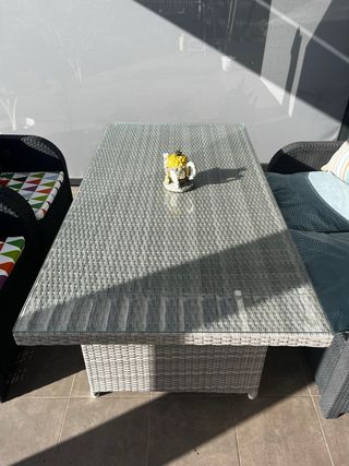 Tavolo da giardino in vetro e rattan