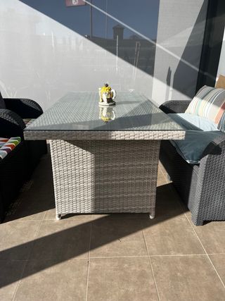 Tavolo da giardino in vetro e rattan