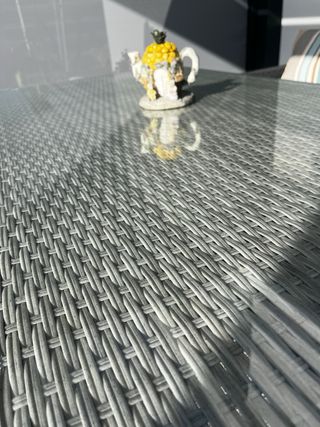 Tavolo da giardino in vetro e rattan