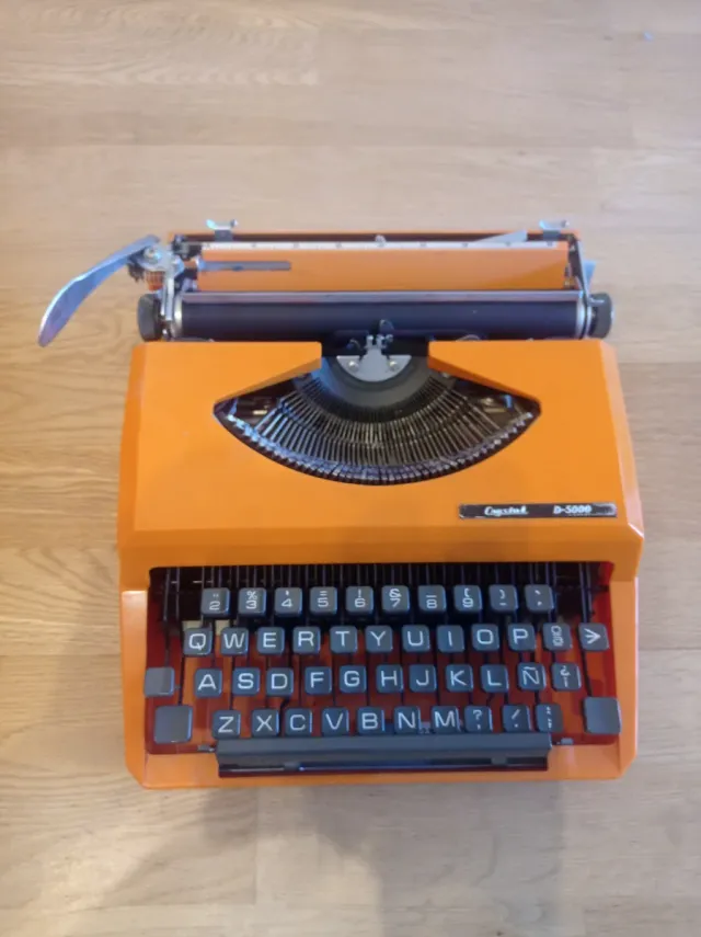 Máquina de escribir vintage Crystek D-5000 naranja