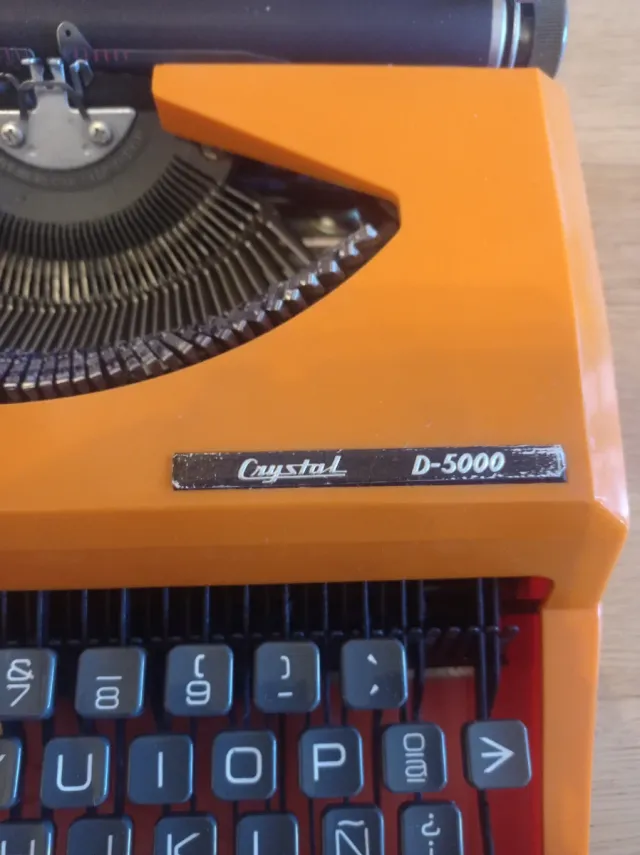 Máquina de escribir vintage Crystek D-5000 naranja