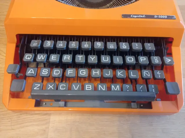 Máquina de escribir vintage Crystek D-5000 naranja