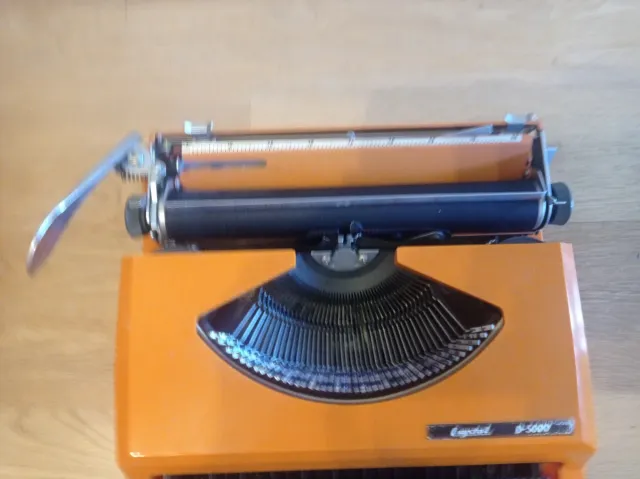 Máquina de escribir vintage Crystek D-5000 naranja