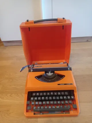 Máquina de escribir vintage Crystek D-5000 naranja