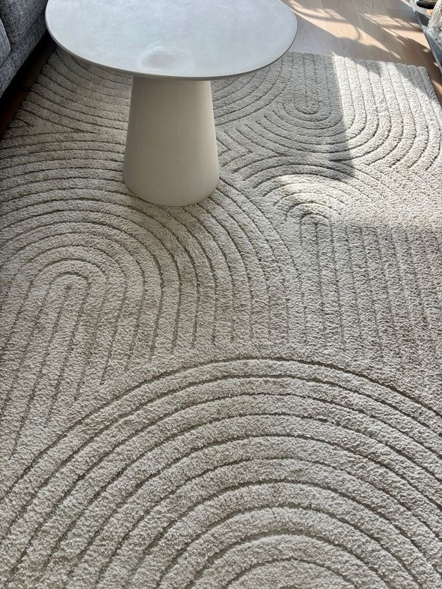 Alfombra beige y gris de tela