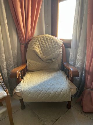 Sillones de madera con cojines de tela