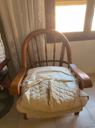 Sillones de madera con cojines de tela