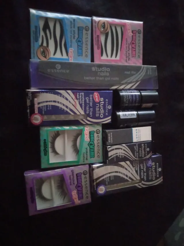 Pack essence uñas, pestañas y cejas postizas.