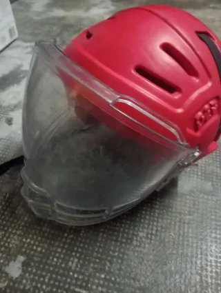 Casco de hockey rojo con visera