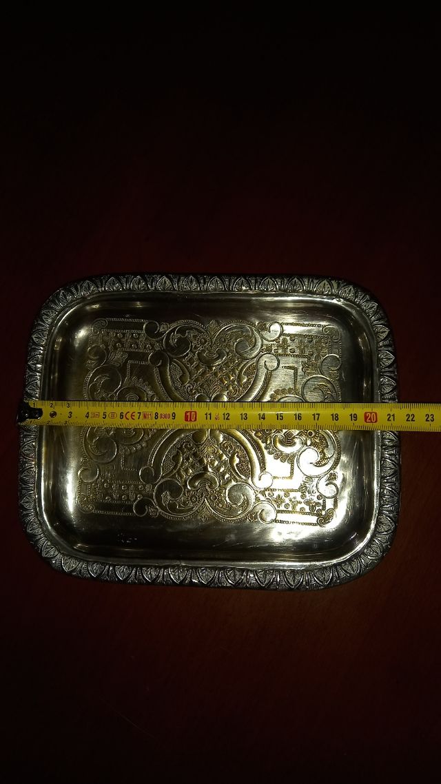 Bandeja metálica tallada plateada
