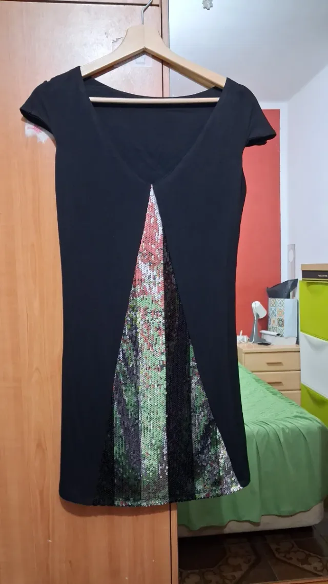 Vestido negro con detalle lentejuelas