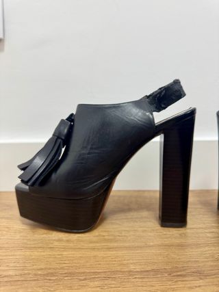 Zara tacones negros con flecos