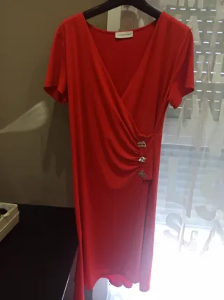 Vestido rojo elegante y favorecedor