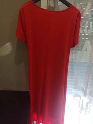 Vestido rojo elegante y favorecedor