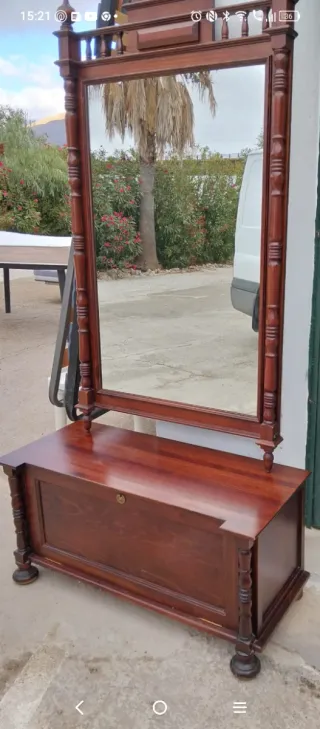 Tocador de madera con espejo