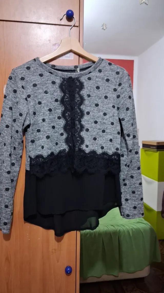 Jersey de mujer con lunares y encaje