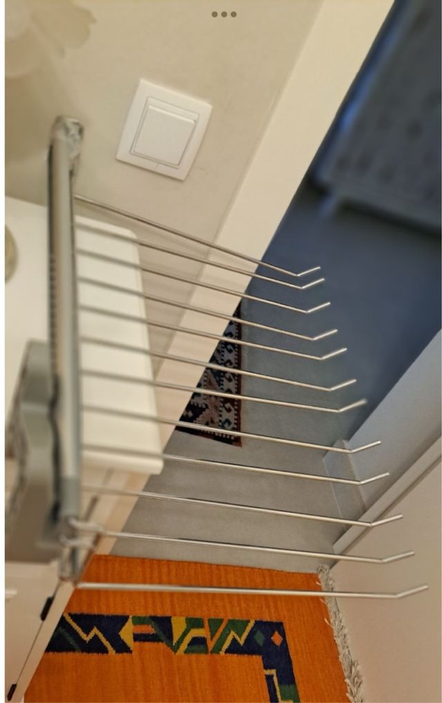 Colgador de pantalones para armario en el lateral