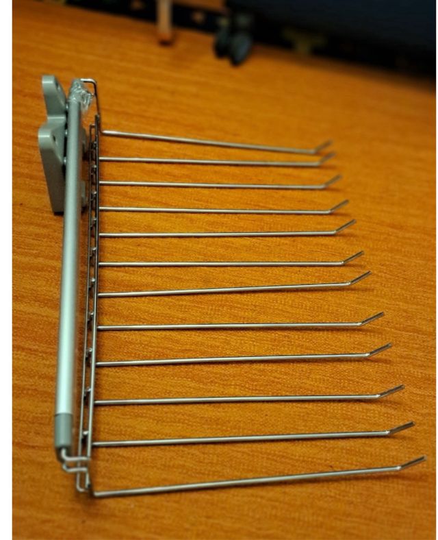 Colgador de pantalones para armario en el lateral