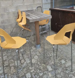 Sillas altas 7 amarillas 4 negras PRECIO UNIDAD
