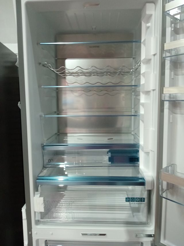 Frigorífico Siemens 70cm x 203cm