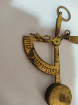 Báscula antigua para pesar cartas