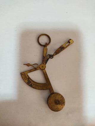Báscula antigua para pesar cartas